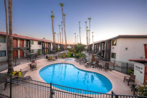 Scottsdale's premium short term getaway, Fully furnished 1 bedroom homes, FREE Golf, cable, utilities, Wi-Fi, parking, pool, and bike trails- Unit 241 apts